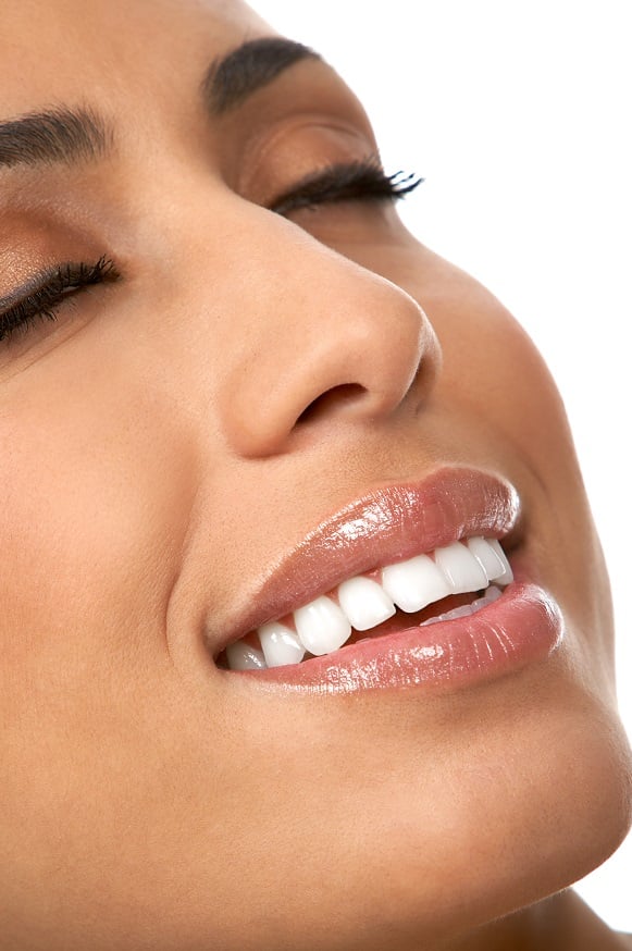 mujer sonriente con hermosos dientes
